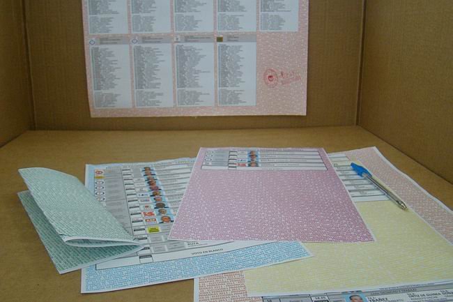 CabinaVotacion650 La cabina de votación con las boletas, ayer domingo.