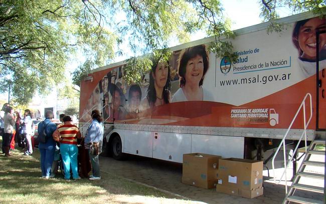 Los camiones recibieron desde temprano a pacientes.