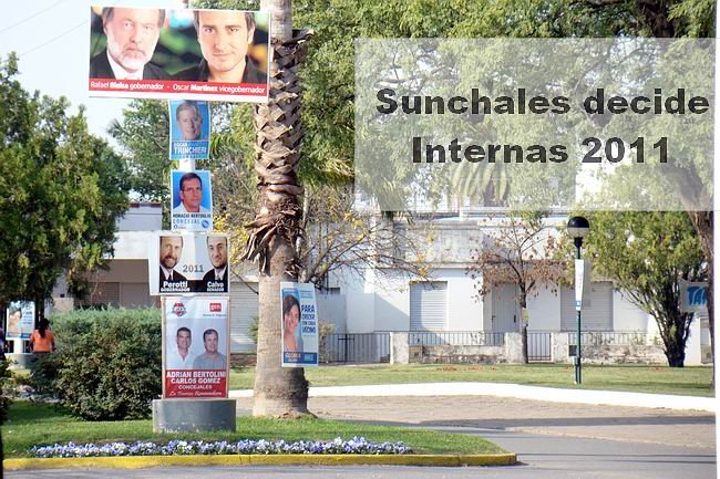 Los afiches decoran la ciudad desde hace cuatro semanas.