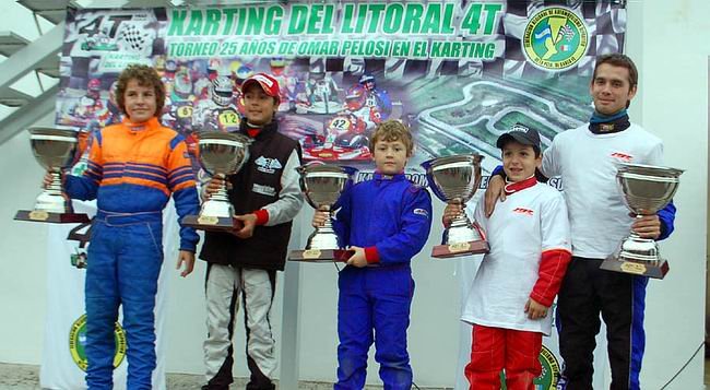Los ganadores de las distintas categorías, en el podio, ayer por la tarde (Foto: Prensa Karting del Litoral).