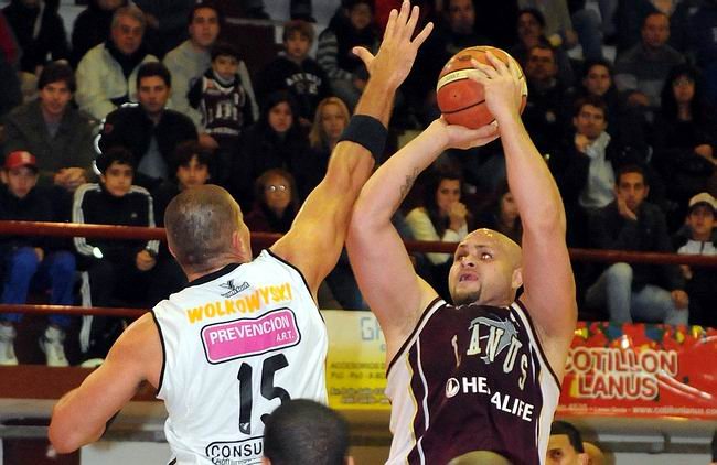 Libertad no puede encontrarle la vuelta al Lanús de Santander (Foto: Ligate una foto).