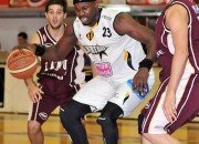 Robert recibió 15 faltas... erró 10/18 libres pero siempre se hace pesar en la pintura (Foto: Ligateunafoto).