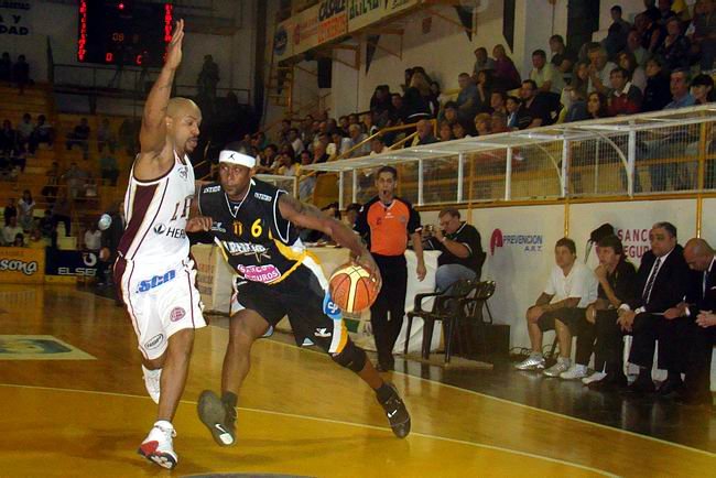 Ron Selleaze, fundamental en el triunfo en el segundo partido de la serie.