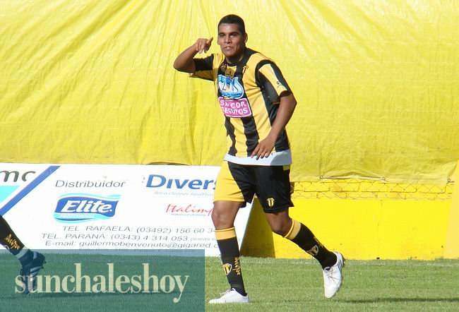 Quiroga, autor del gol aurinegro que le dio tranquilidad al equipo (Archivo).