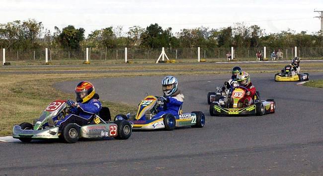 Las máquinas de 110cc. con caja, girando (Foto: Prensa Karting del Litoral).