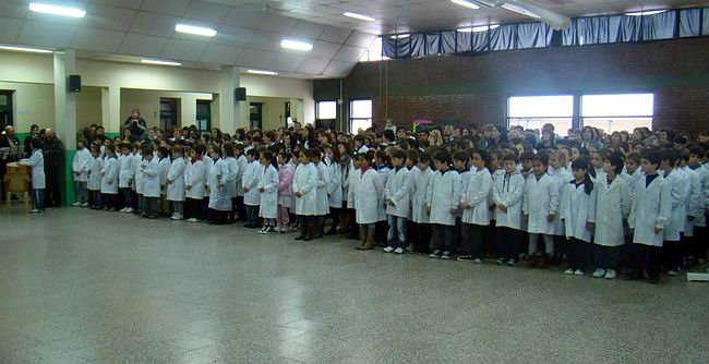 Los alumnos de cuarto grado, dispuestos a realizar la jura a la bandera.