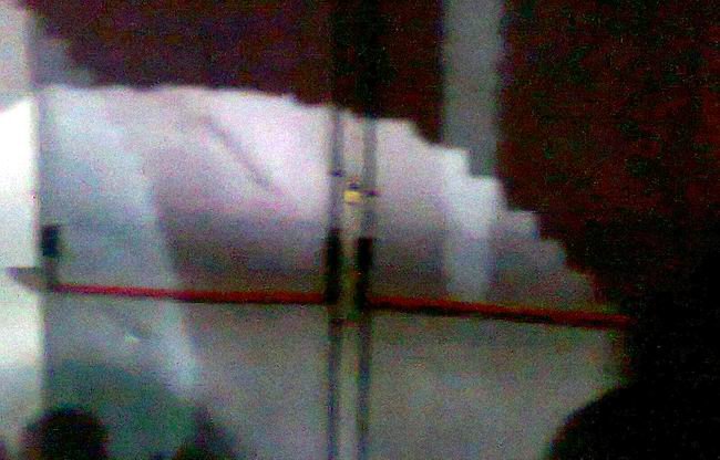 El candado se aprecia colocado, en la puerta de salida de emergencia (Foto: Gentileza Fernando, vía Facebook).