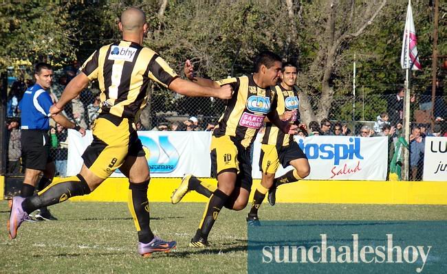 Quiroga inicia la carrera para celebrar el gol.
