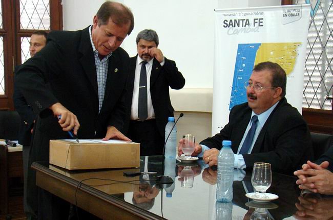 Trinchieri, abriendo uno de los sobres de ofertas, el pasado 26 de enero.