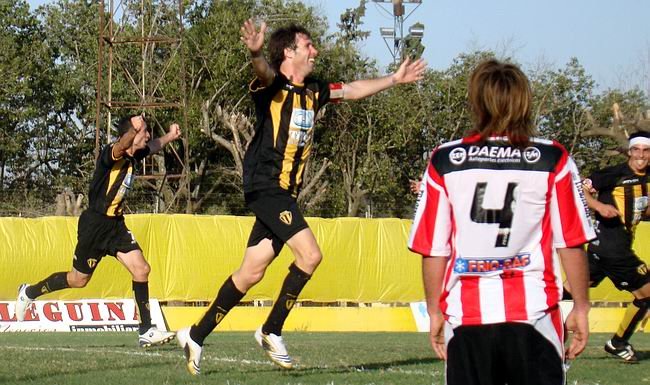 Antonelli buscará volver a festejar goles, como aquí, en el clásico ante el 9 den 2009 (Archivo).