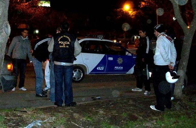 Procedimiento_Drogas Los uniformados efectuando el procedimiento (Foto: Prensa Drogas Peligrosas).
