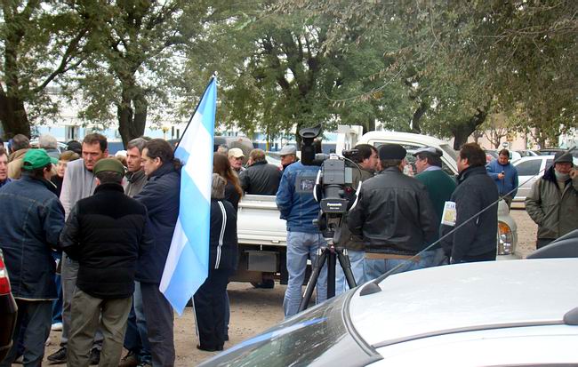 Los productores reunidos frente a SanCor, el pasado 14.