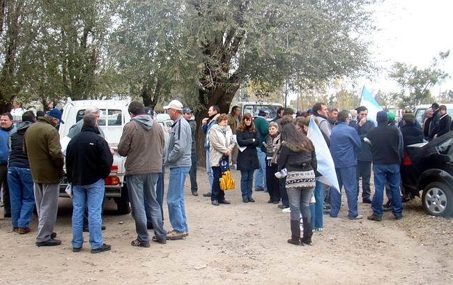 Los productores, reunidos en el estacionamiento de la empresa.