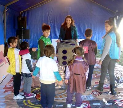Los chicos también aprendieron a través de juegos en su propia carpa.