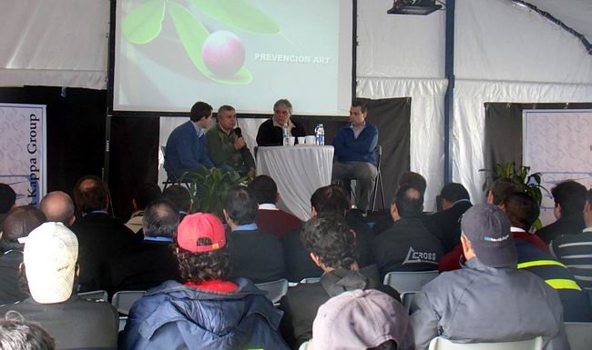 Los responsables de la empresa, presentando la actividad.