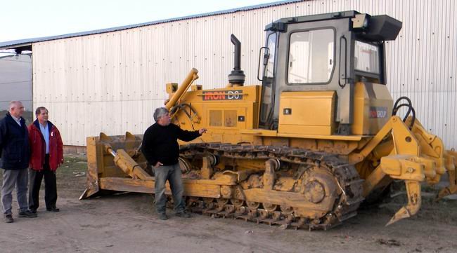 Los funcionarios, junto a la flamante topadora adquirida por el municipio (Foto: Prensa municipalidad).
