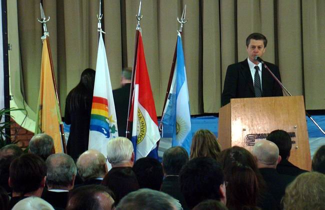 Raúl Colombetti, dando su discurso en el acto central por el Día del Cooperativismo.