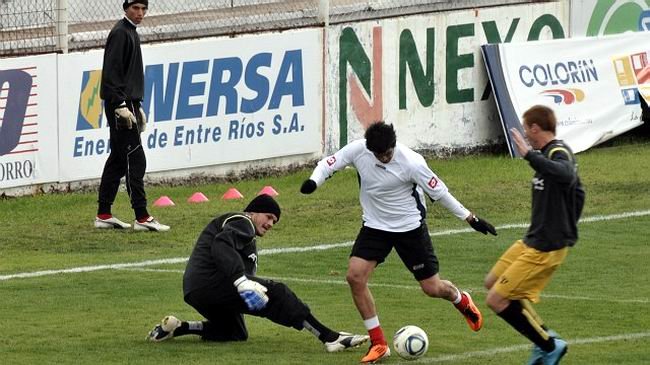Iván Baigorria le tapa una chance de gol a Diego Jara (Por: El Diario).