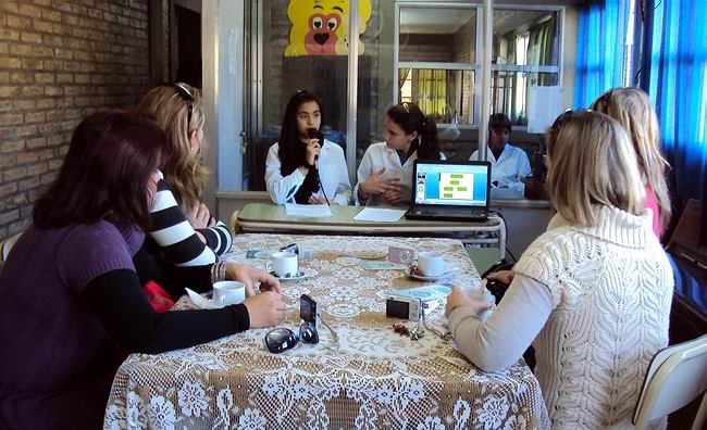 VisitaNPetropolis_1213-1_650 Docentes visitantes y alumnos de la escuela Comunidad Organizada, durante la realización del programa radial (Foto: Prensa Escuela).