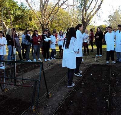 VisitaNPetropolis_1213-2_400 La delegación de Brasil, recorriendo el proyecto de conservación del suelo (Foto: Prensa Escuela).