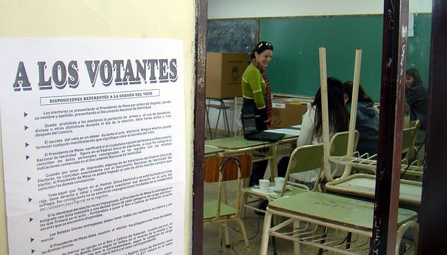 Los electores se acercaron temprano a sufragar.