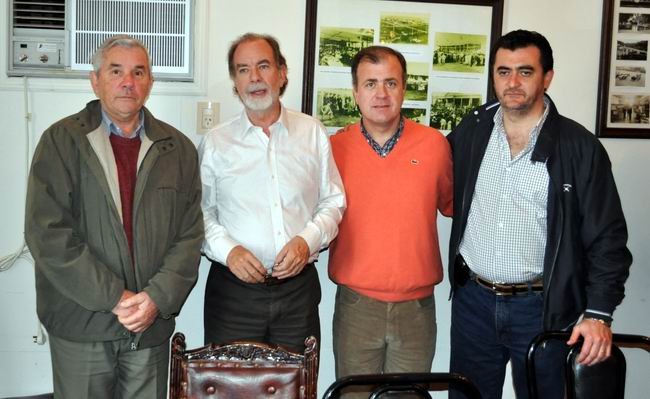 Los dirigentes locales, junto a González Fraga (Foto: Prensa UCR).