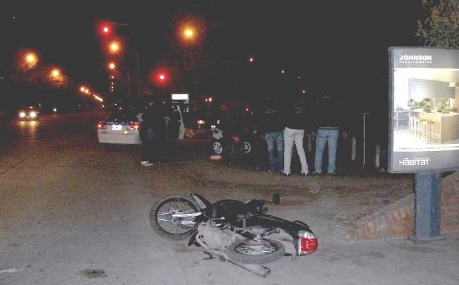 Los agentes realizando el operativo y la moto robada (Por: Prensa Drogas Peligrosas).