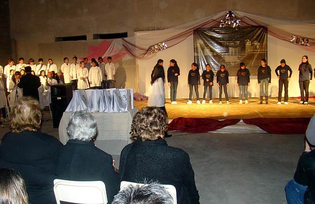 Esc1213_Acto25Anios_650 El coro de voces y señas, en su interpretación.