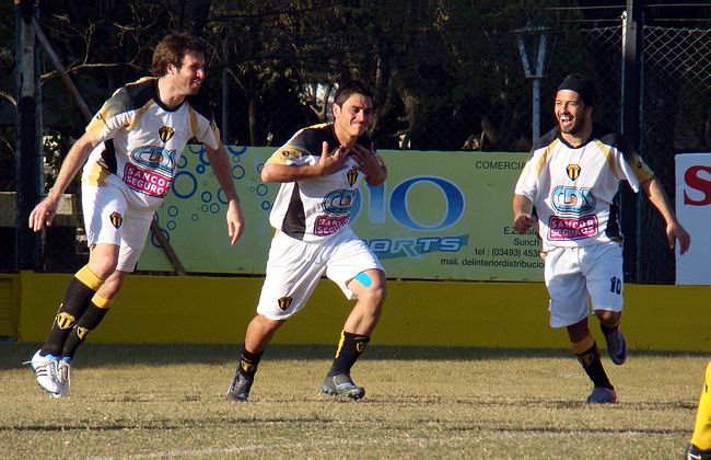 Cuder convirtió el primer tanto y ya festeja, mientras se acerca Antonelli, autor del segundo.