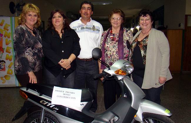 Los directivos de la escuela y la ganadora de la moto, Cristina Morero.