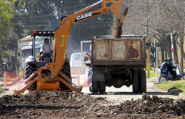 Las máquinas en plena tarea en calle Lainez (Foto: Prensa Municipalidad).