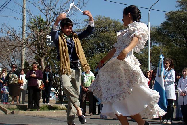 Alumnos del Taller de Folclore del Liceo Municipal, en pleno baile.