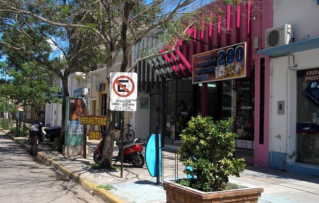 La avenida Independencia podría tener varios negocios cerrados o atendidos por sus dueños.