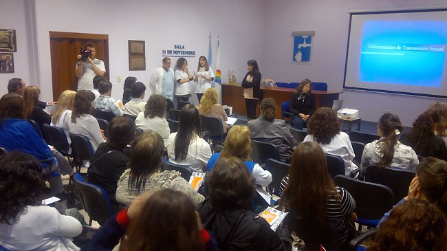 Los profesionales, ofreciendo la charla ante un público representante de escuelas y Ongs.