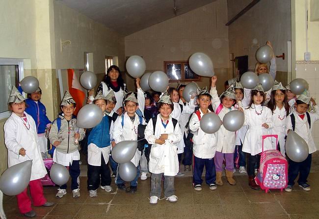 Los pequeños de primer grado, celebrando y poniendo en marcha el proyecto educativo.