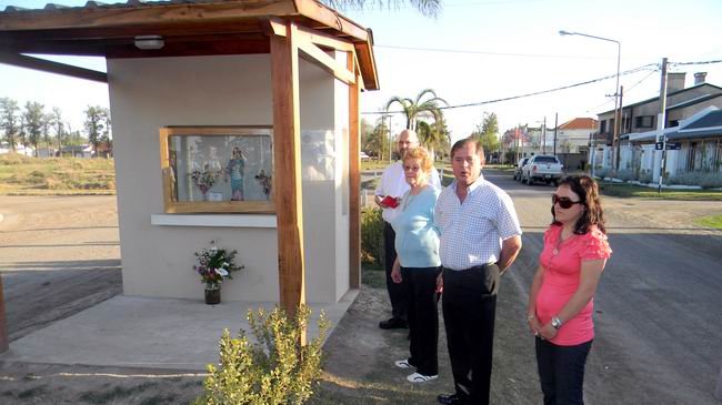 Las autoridades del barrio y el Intendente, en la nueva ermita (Foto: Prensa Municipalidad).