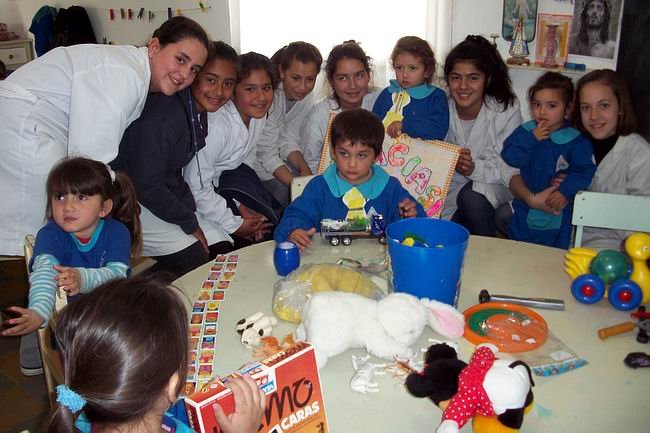 EscSavio_Juguetes650 Los chicos de la escuela Savio entregando los juguetes (Foto: Gentileza escuela Savio).