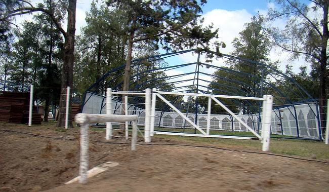 Las estructuras de las primeras carpas en erigirse están casi listas.