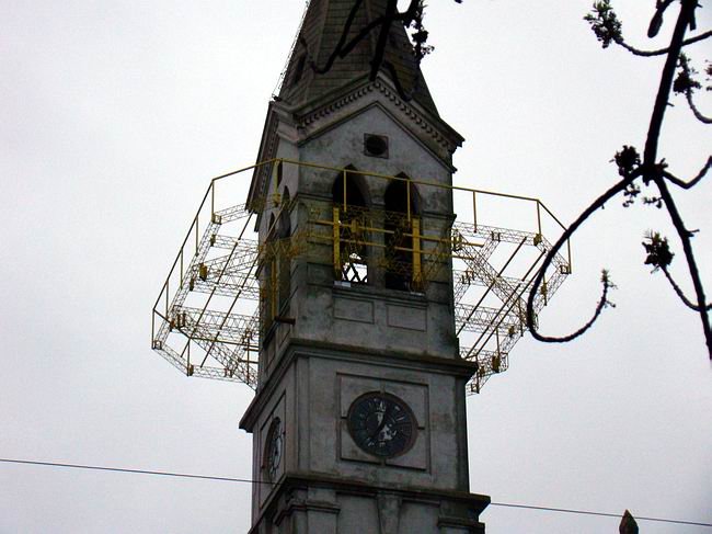 Así estaba meses atrás la torre de la Iglesia, en plena reparación (Archivo).