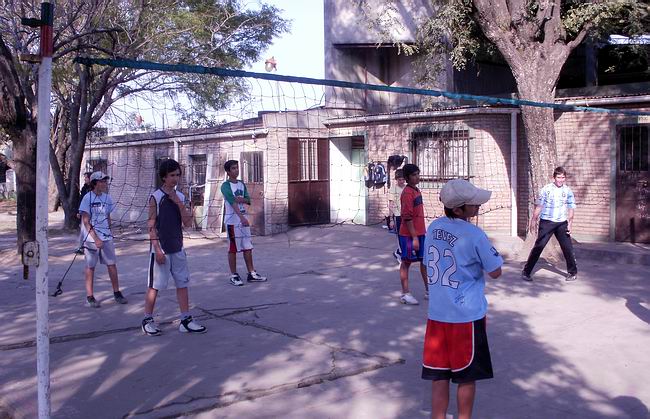 Los chicos participando de la disciplina de voleybol.