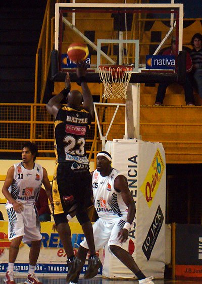 Battle, una garantía en el poste bajo.