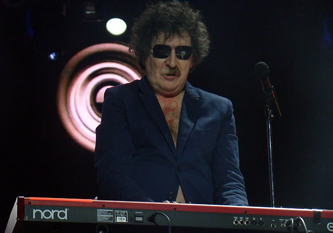 Charly y su teclado, una comunión con alma.