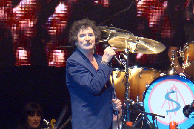 Sin los lentes y con su característico bigote bicolor.