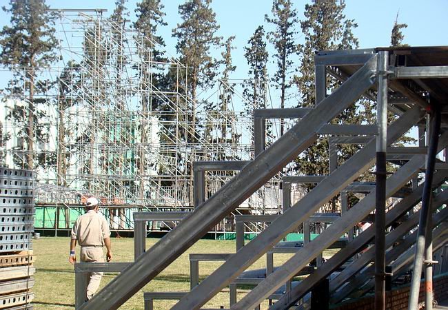 Una de las tribunas erigidas y al fondo, el imponente escenario.