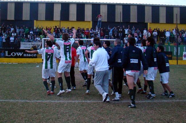 Terminó el partido y los jugadores van a festejar con su hinchada.
