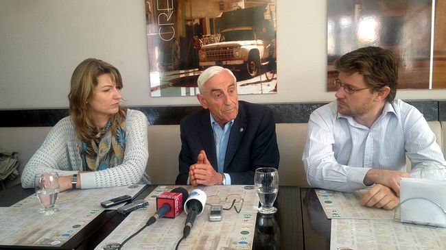 Zabalza, flanqueado por los ediles locales del Socialismo.