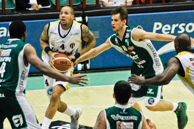 Pittman fue el más anotador de su equipo con 23 puntos (Foto: Diego Rosso).