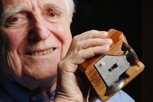 Douglas Engelbart y el mouse de madera desarrollado por él en 1968. (Internet)