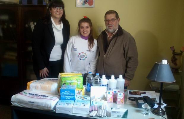 El Director del Hospital, Ernesto Bosco, recibiendo la donación.