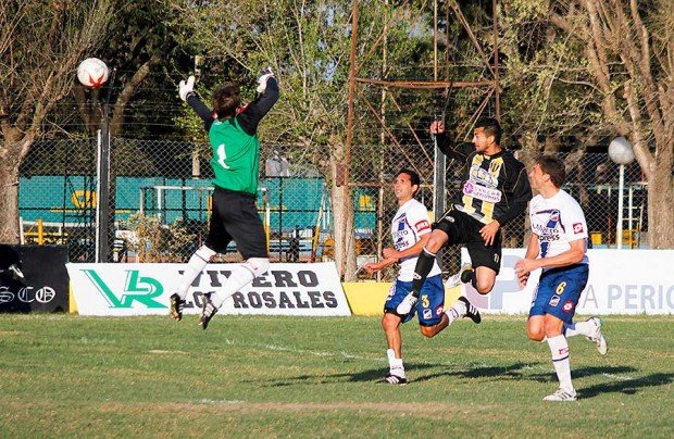 El segundo de los tantos aurinegros, una exquisitez (Foto: Diego Rosso).